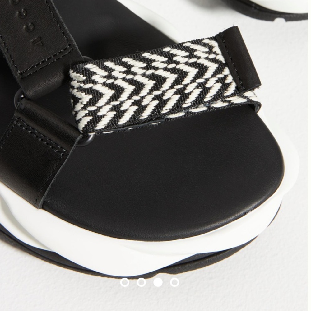 ❤️🔥❤️4CCCCEES BLACK & White sport sandal size 7 or 9 US❤️🔥❤️ - Picture 3 of 11